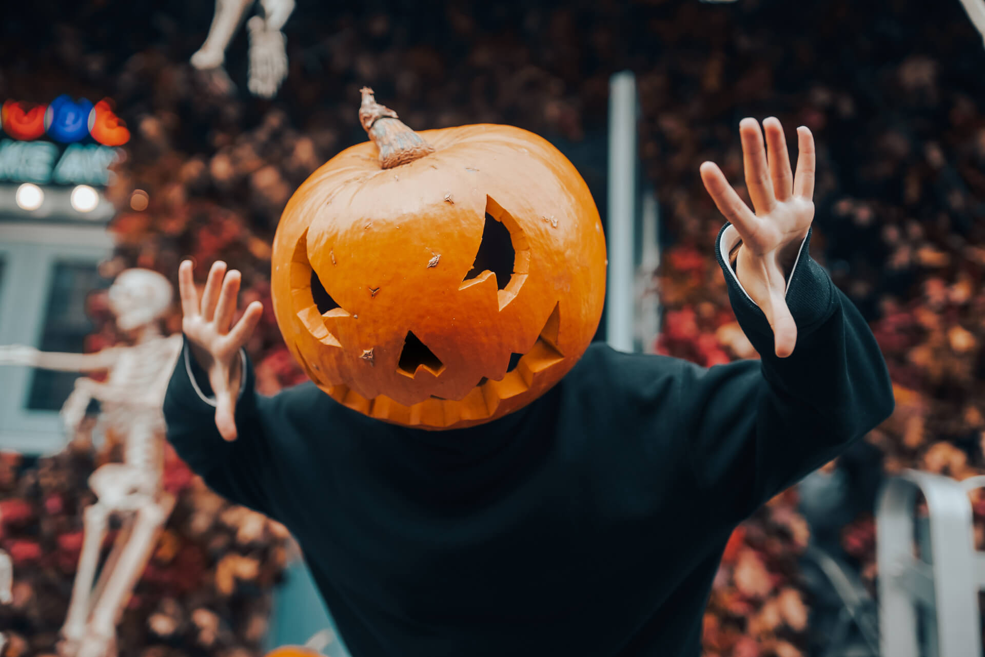 Entdecke die reiche Geschichte und Symbolik von Halloween, einem weltweit mit Leidenschaft gefeierten Fest.