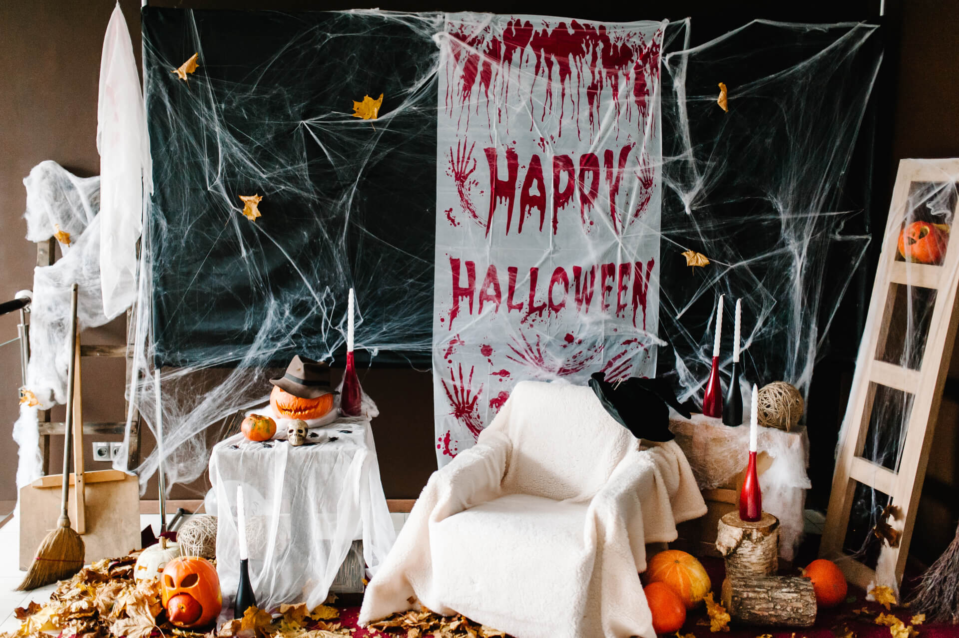 Spiele für eine gelungene Halloweenparty? Hier findest du Ideen wie den Halloween Escape Room und andere gruselige Aktivitäten.