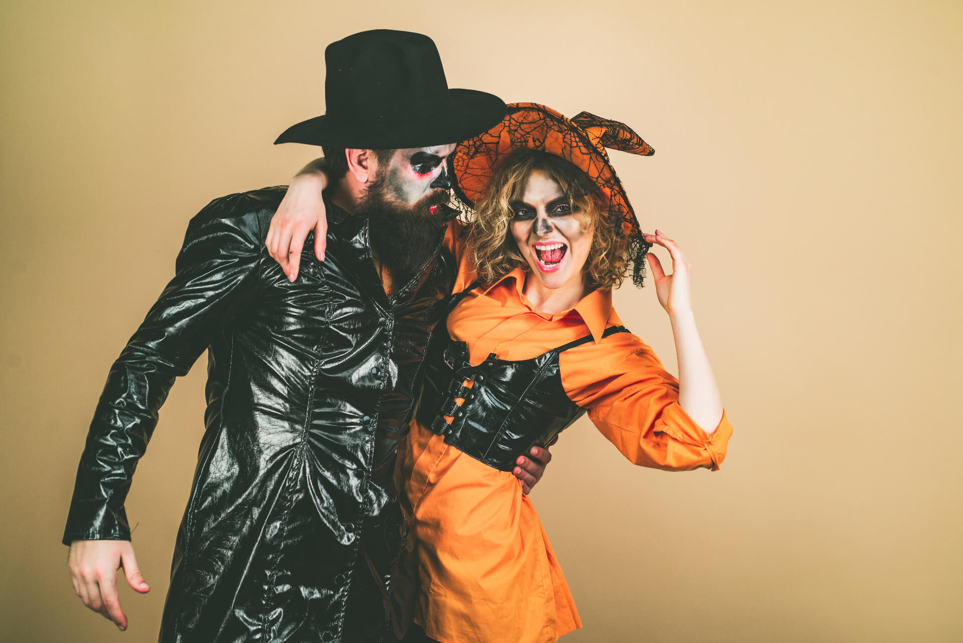 Show your creativity on Halloween by transforming into witches and zombies. Discover the fascinating world of eerie costumes.